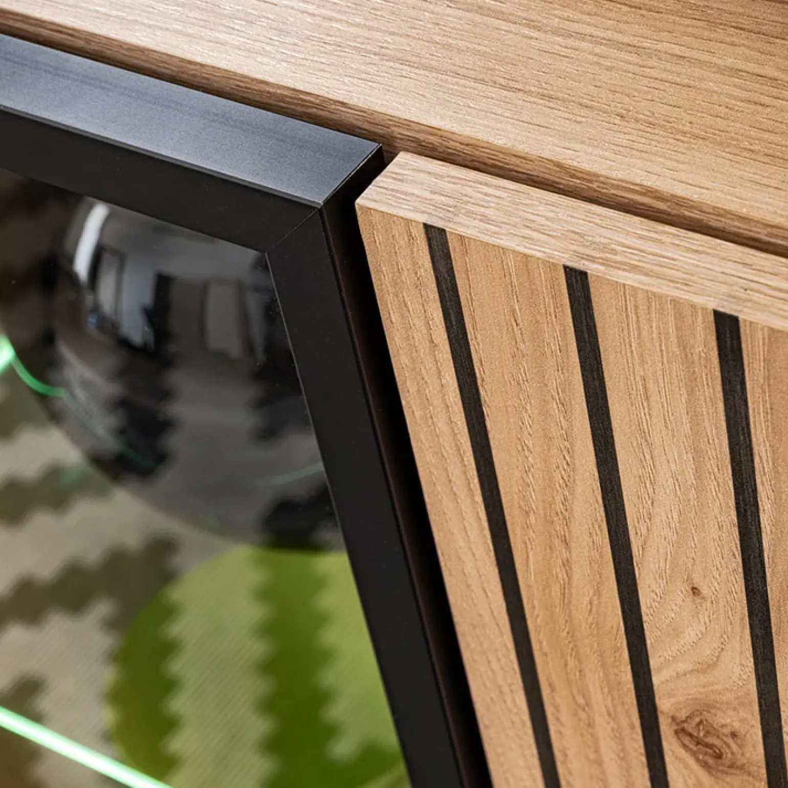 Credenza 90x102h cm 2 ante moderna noce con stampa nera Mendes