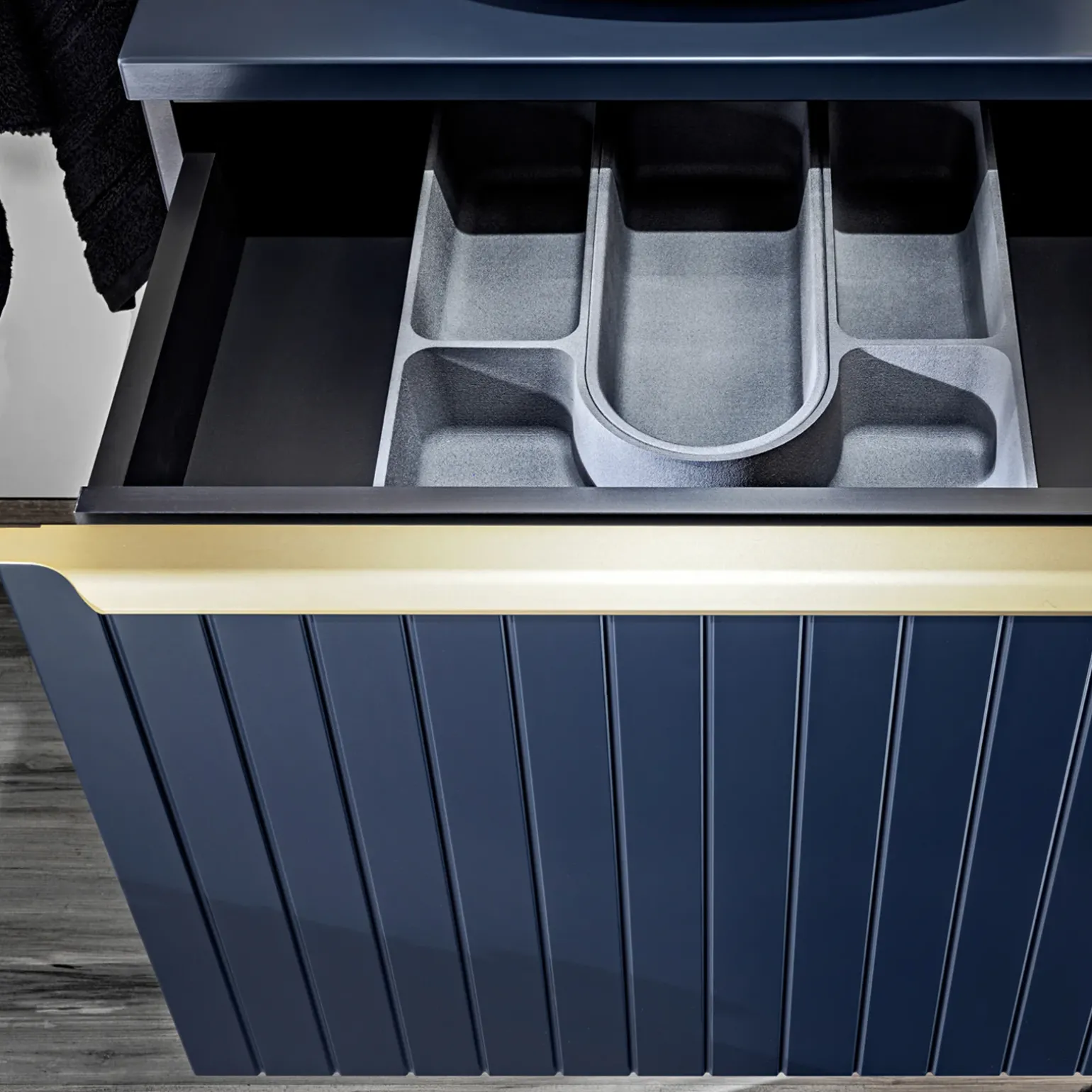 Mobile bagno sospeso 60cm con lavabo, specchio rotondo e colonna cannettato blu Deep