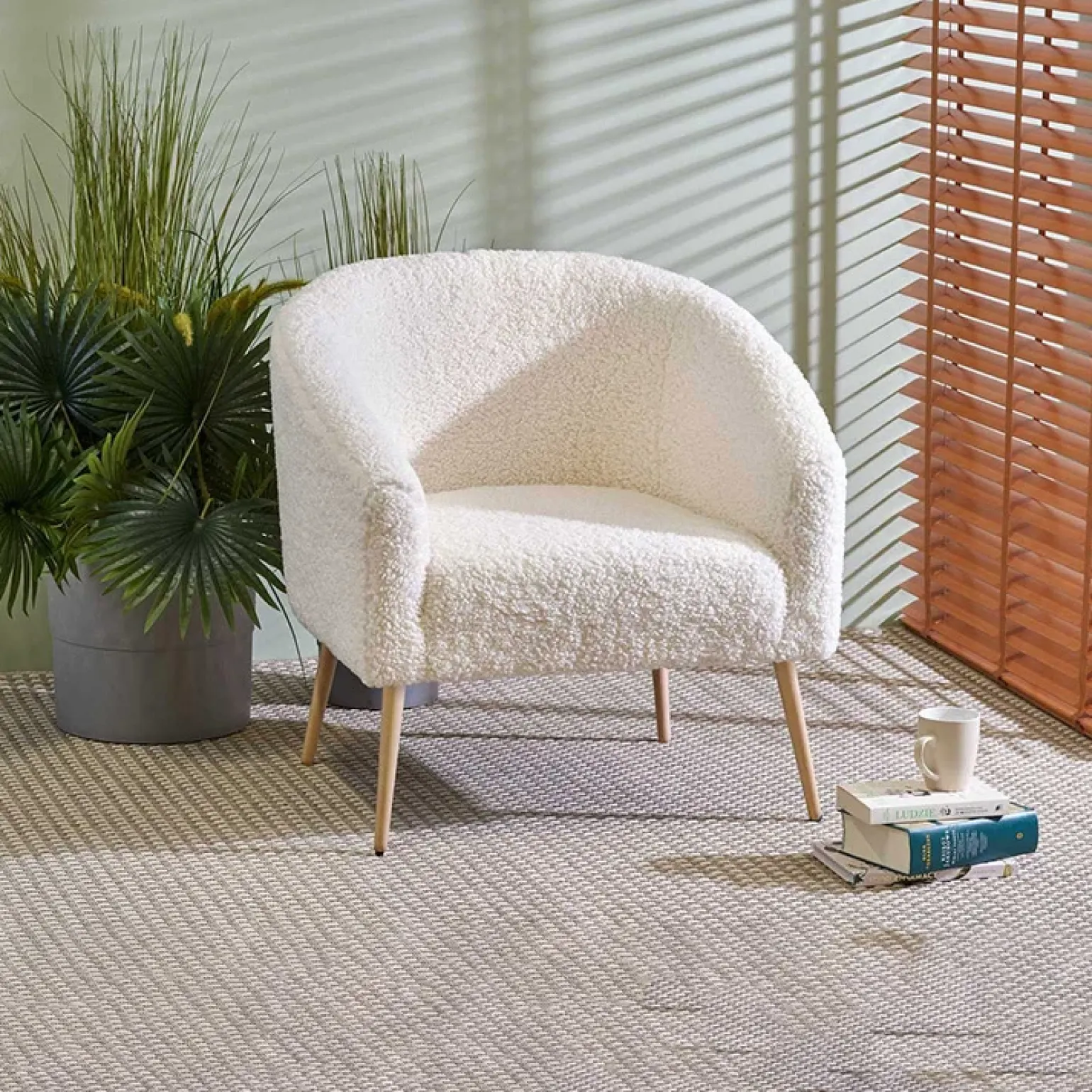 Poltrona design a pozzetto tessuto bouclè bianco crema legno Alaska