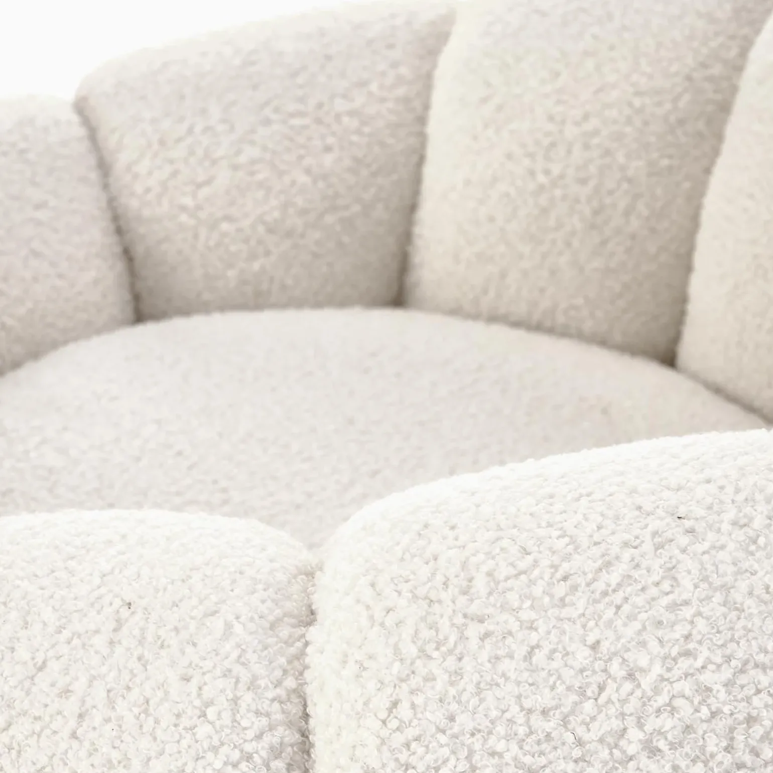 Poltrona imbottita in tessuto bouclé design moderno color crema Coccoluna
