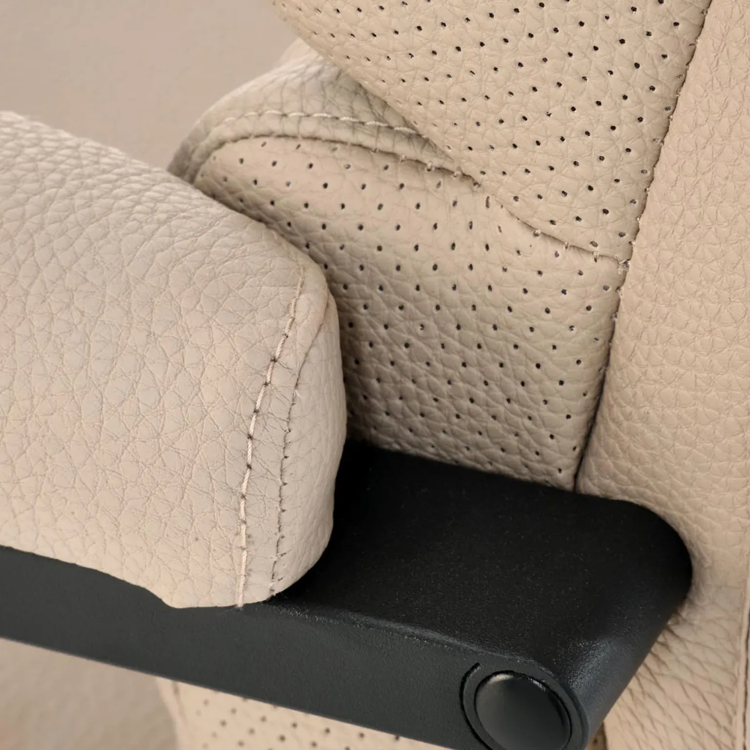 Sedia da ufficio con ruote e braccioli imbottita ecopelle beige Yara