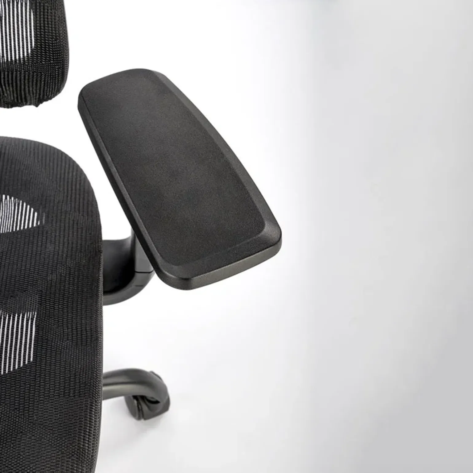 Sedia ufficio con ruote regolabile in tessuto nero Ferarra