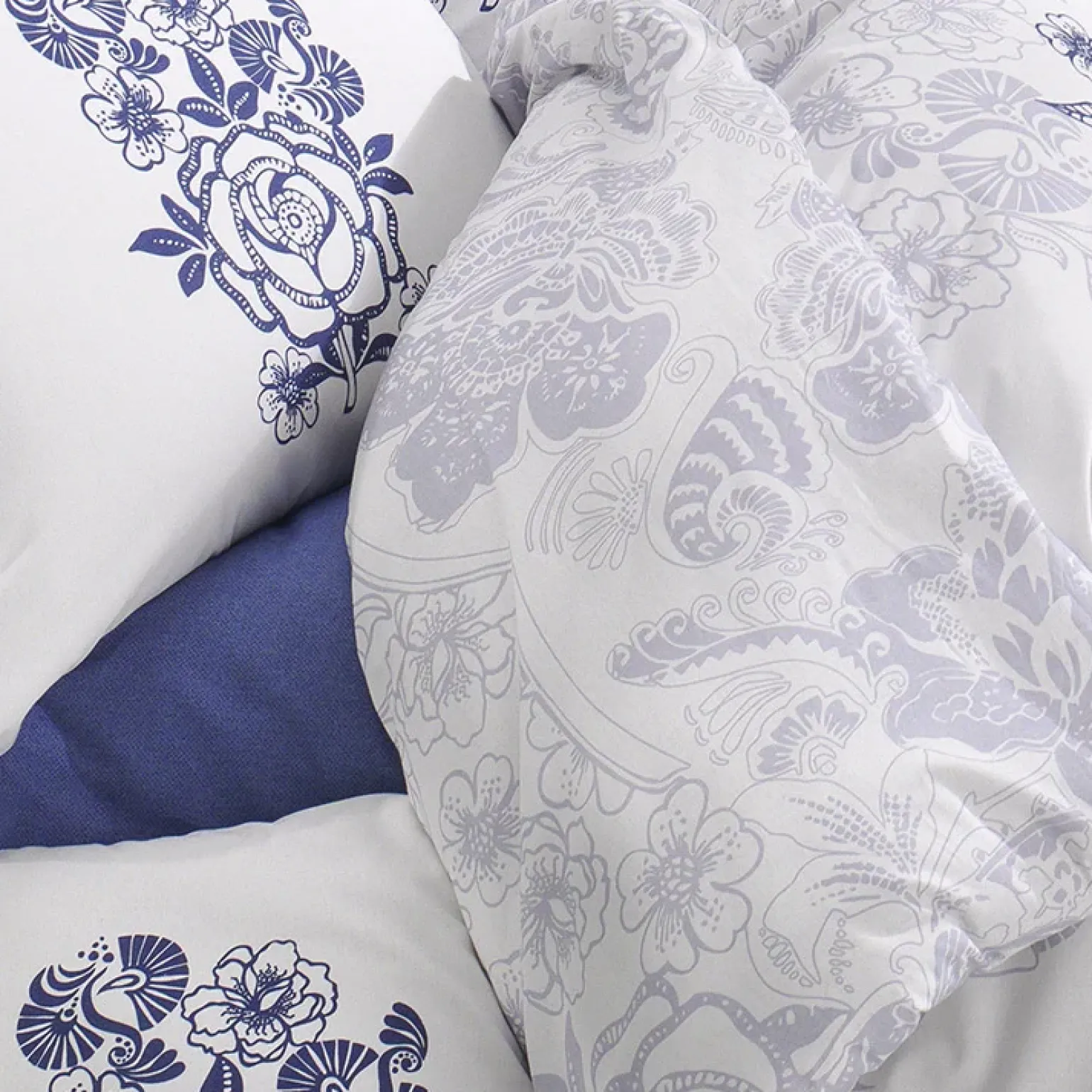 Set copripiumino matrimoniale oversize e federe 240x260cm floreale bianco blu Gordi